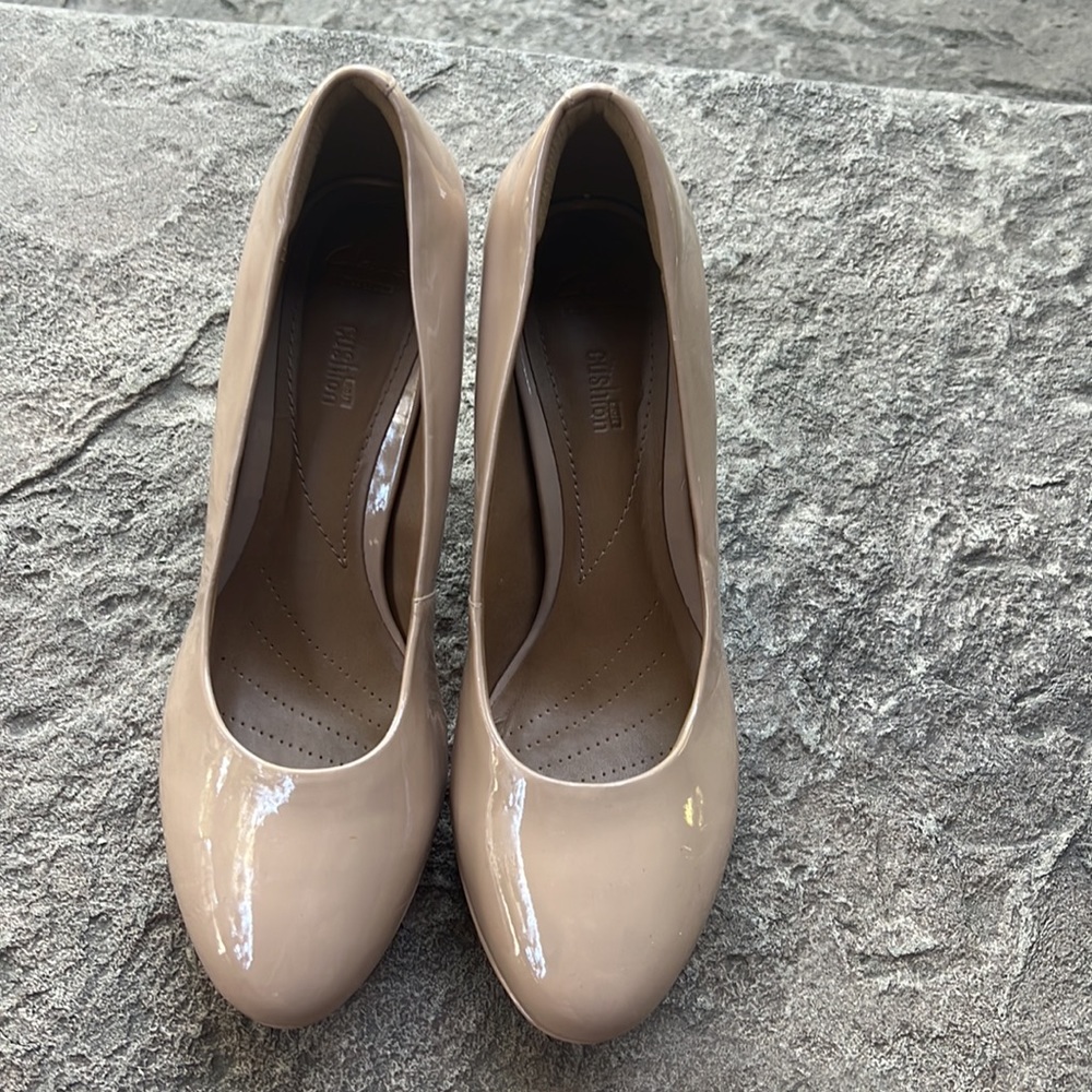 NWOT nude patent leather close toed heels by Clarks